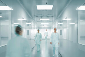 Sanificazione in azienda farmaceutica: norme GMP e protocolli certificati